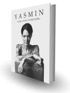 Svartvit bokomslag. Porträtt på Yasmin. Kort mörkt hår och tatuerade armar. Rubrik Yasmin När livet störtdök.