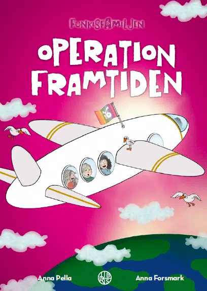 Bilden föreställer barnen i Funkisfamiljen (Tintin, Vide och Mio) som tittar ut från varsitt flygplansfönster. De ser glada, förvånade och förväntansfulla ut. På flygplanet vajar funkisflaggan och nedanför ser man en del av jordklotet. Moln och en och annan fågel cirklar förbi. Bakgrundsfärgen är rosa-lila med en sol som skimrar långt bort. 