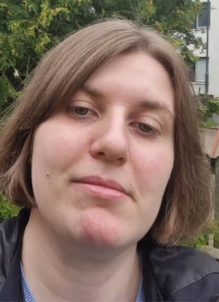 Profilbild Sandra Rydell. Hon har mörkt axellångt hår, ljus hy och ett mörkt plagg på överkroppen.