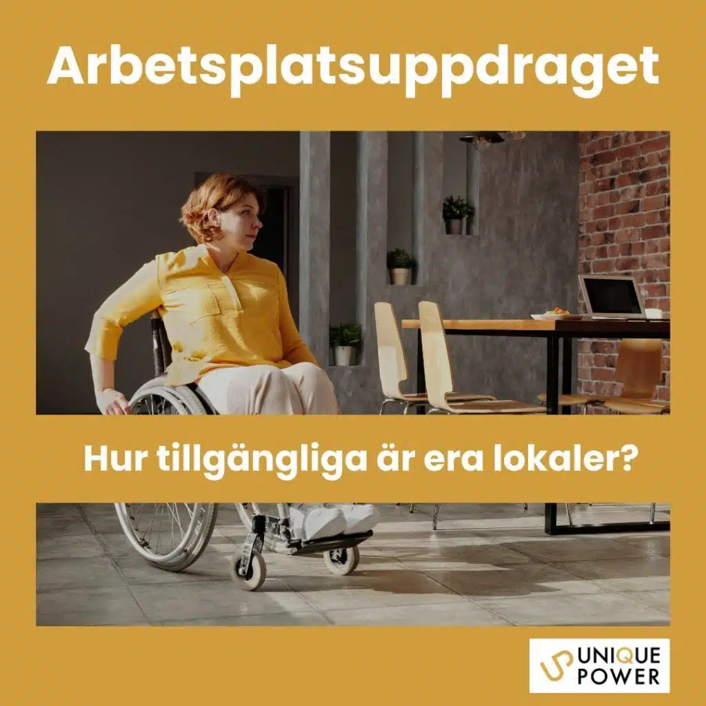 Guldram. En kvinna med kort rött hår, gul tröja och ljusa byxor i rullstol. Bredvid en tegelvägg står ett bord med en dator. Text: Arbetsplatsuppdraget. Hur tillgängliga är era lokaler? Längst ner till höger Unique Powers logga.